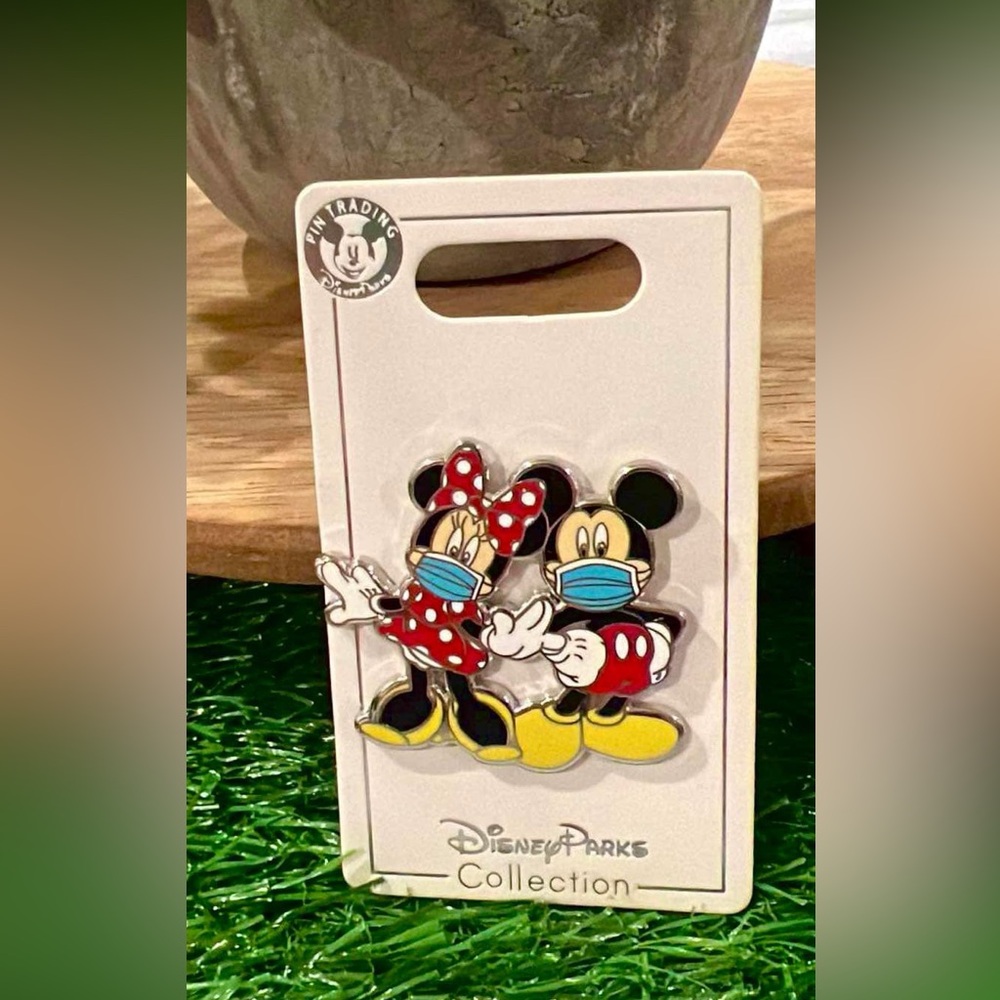 New and Rare Disney Parks Mickey and Minnie Mouse Pin Wearing Face Mask